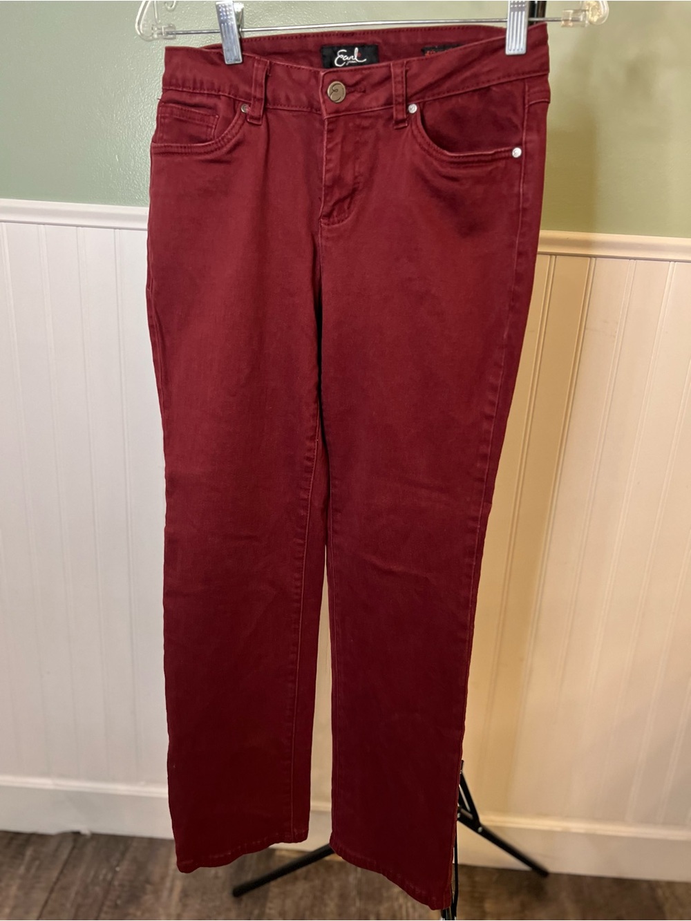 Earl Jeans Straight-Leg Stretchy Jeans in Burgundy. Size 10 Petite